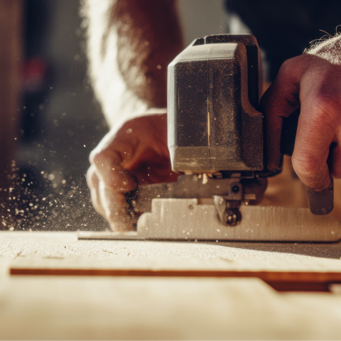 Holzbauteil wird mit einer Oberfräse bearbeitet.