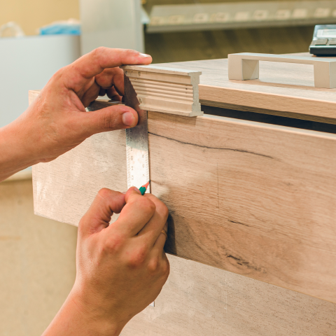 Holzschublade wird mit Lineal ausgemessen.