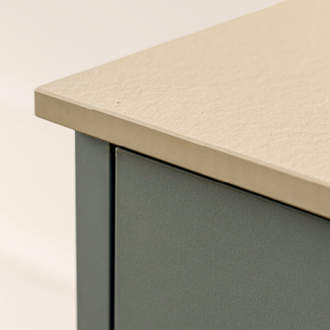 Detailansicht einer Möbelkante mit Holzplatte und farbigem Korpus.