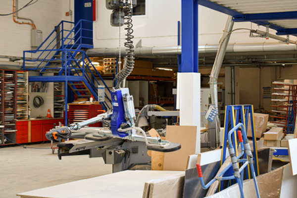 Clasen & Co Produktionshalle mit Maschinen und Arbeitsplätzen zur Möbelverarbeitung und Produktion.