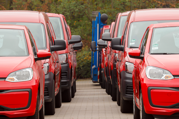 Firmenfahrzeuge stehen in einer Reihe auf dem Betriebshof.